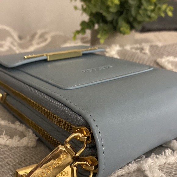 BRAND NEW Multifunctional Purse with Interchangeable Straps!!